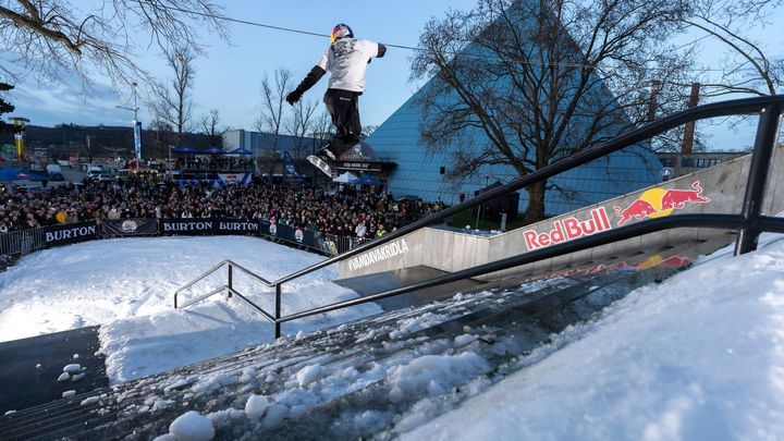 Do Prahy bylo doručeno 40 kubíků sněhu a kolem holešovické pyramidy se létaly snowboardy.