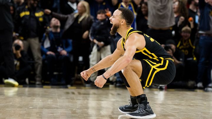 Golden State zachránila vítězství nad Phoenixem Curryho trojka v posledních desetinách utkání