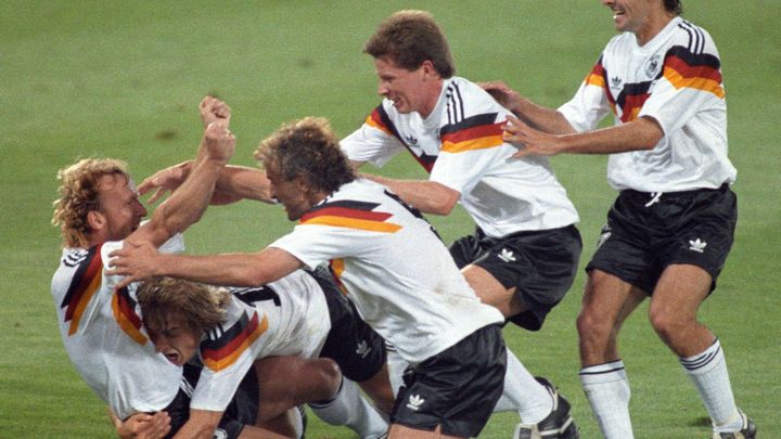 Muž, který rozhodl finále fotbalového šampionátu v roce 1990, zemřel v Německu, což vyvolalo šok.