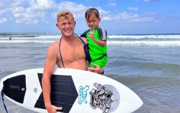 Nejlepší český surfař se stará o čistotu vody na Bali a komentuje změnu prostředí.