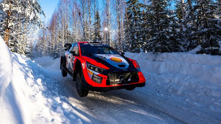 Pilot Hyundai ukončil sedmileté čekání na vítězství v Švédské rallye.