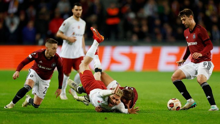 Podle tureckých zpráv Galatasaray spáchal sebevraždu a rozhodčí podle nich podlehl tlaku tribun.