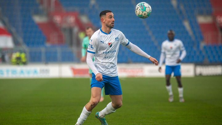 V Ostravě došlo k vyrovnání v deseti hráčích, zatímco Liberec otočil derby ve strhujícím závěru.