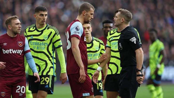 West Ham utrpěl brutální debakl v derby proti Arsenalu, který skončil výsledkem 0:4. Coufal a Souček neunesli těžkou porážku.