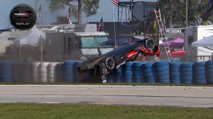 Cadillac po kolizi zastavil na svodidlech, pilot nebyl zraněn.