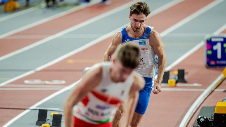 Česká štafeta zasažena smůlou: Krsek ztrácí kolík po těsné strkanici s soupeřem.