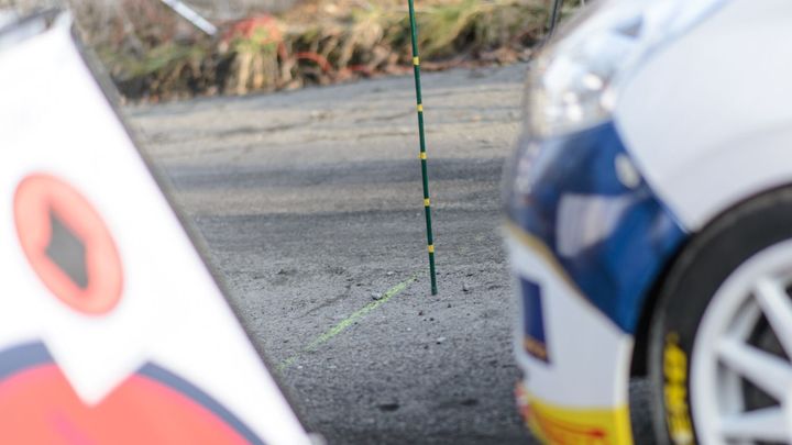 Čtyři lidé zemřeli při tragické nehodě během rallye v Maďarsku, kdy vůz smetl diváky.