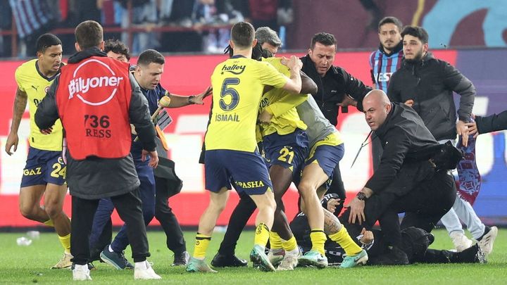 Fanoušci Fenerbahce napadli slavící fotbalisty přímo na hřišti – šokující záběry incidentu.