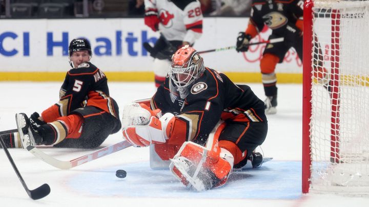 Gudas se v NHL úspěšně popral a Dostál byl vyhlášen první hvězdou utkání, když vychytal i trestné střílení.