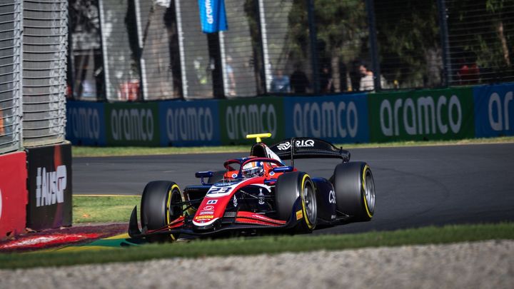 Staněk dosáhl prvního úspěchu v sérii F2 a uhájil druhé místo ve sprintovém závodě v Melbourne.