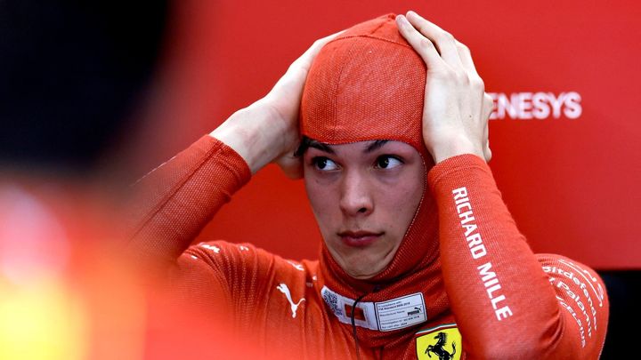 Verstappen dominuje v kvalifikaci F1, Ferrari představilo novou mladou hvězdu.