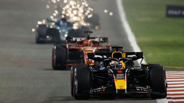 Verstappen z Red Bullu vyhrál první závod F1, obě Ferrari dojela za ním