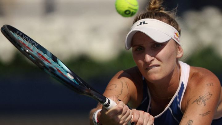 Vondroušová porazila Peraovou ve Wimbledonu 1:0 a jasně dominovala prvnímu setu.