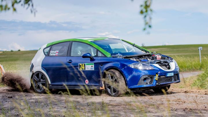 Bezpečné obutí a vozidlo bez kapoty v podhůří Orlických hor s rachotem závodních motorů