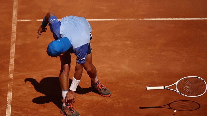 Francouz unikl diskvalifikaci na French Open a Paříž láká chuligány.