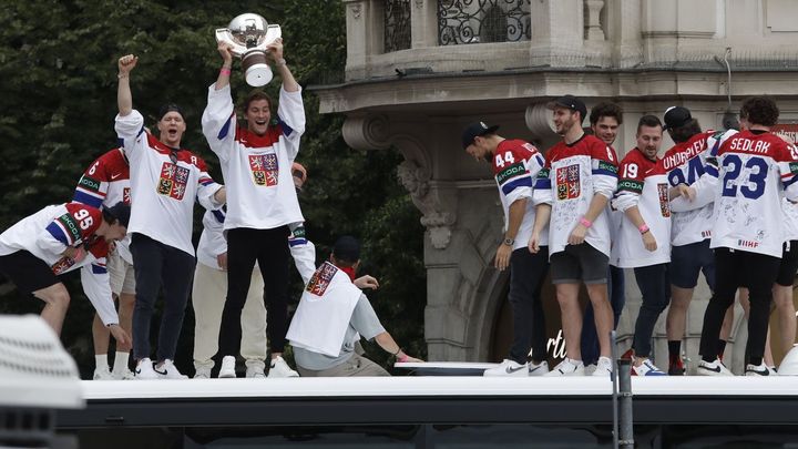 Hokejoví šampioni oslavují vítězství s fanoušky na Staroměstském náměstí v přímém přenosu.