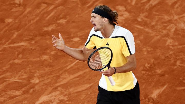 Alexander Zverev zvítězil v nočním dramatu v Paříži a zvládl druhou pětisetovou bitvu za sebou.