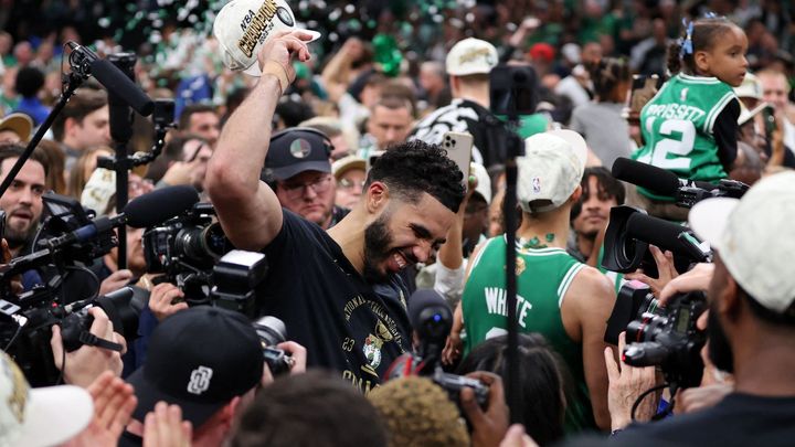 Boston Celtics zvítězili ve finálovém zápase a získali osmnáctý titul v NBA, což je rekordní počet v historii ligy.