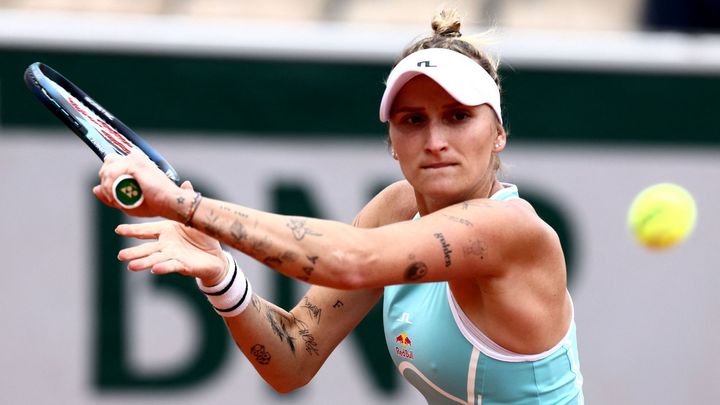 Češka Vondroušová porazila Danilovičovou a postoupila do čtvrtfinále po zaváhání.