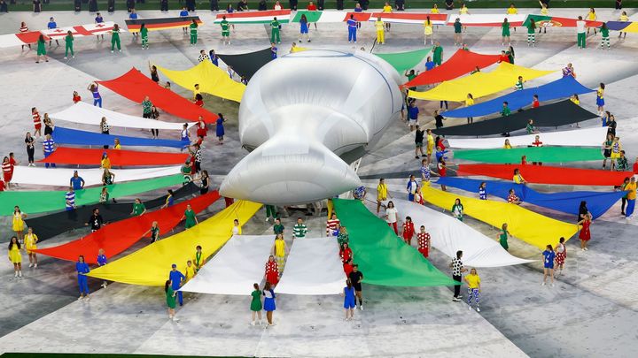 Fanoušci se vysmívají ceremoniálu nazvanému „Nejhorší v historii“ jako podívané z Eurovize.