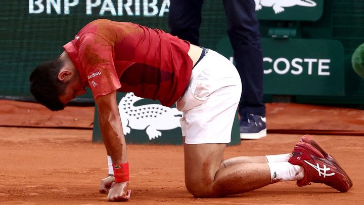 Koleno Novaka Djokoviče selhalo, čeká ho operace a jeho účast ve Wimbledonu a na Olympijských hrách je nejistá.