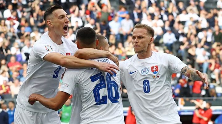 Remíza mezi Slovenskem a Rumunskem skončila 0:0. Slováci se připravují na náročný boj, fanoušci ochozy září žlutou barvou.