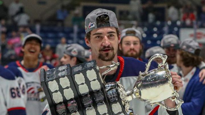 Šapovaliv získal prestižní trofej a připravuje se na nadcházející zápasy v Las Vegas. Knírek se stal terčem vtipů.