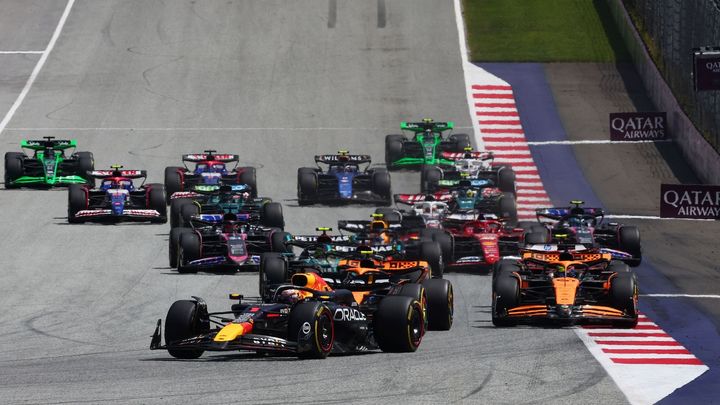 Verstappen triumfoval v sprintu a Red Bull oslavil vítězství na domácí trati