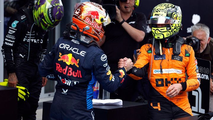 Verstappen zvládl intenzivní Norrisův tlak a získal sedmé vítězství v sezoně na Velké ceně