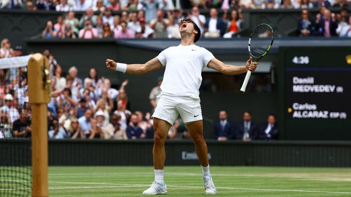 Alcaraz postupuje do finále Wimbledonu po vítězství nad Medveděvem a čeká na Djokoviče.