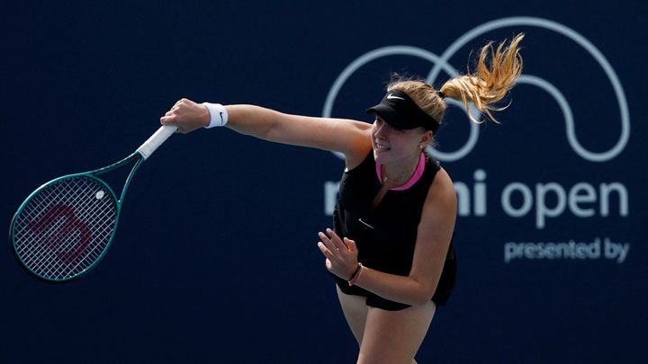 Brenda Fruhvirtová dosáhla druhého kola ve svém premiérovém Wimbledonu.