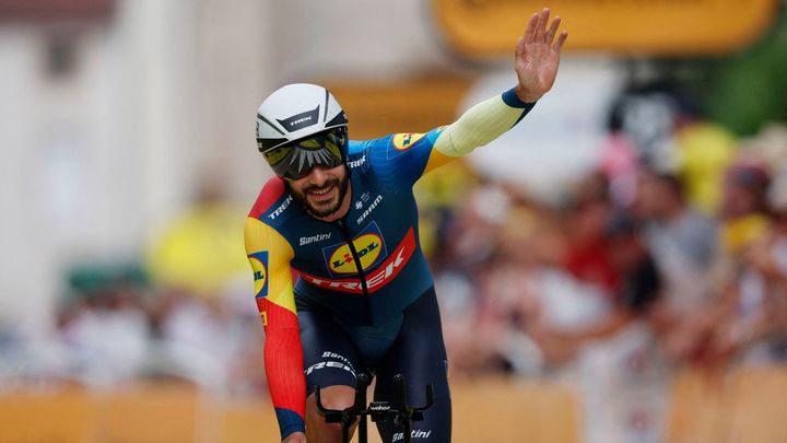 Cyklista Bernard dostal na Tour de France pokutu ve výši 52 tisíc korun za polibek.