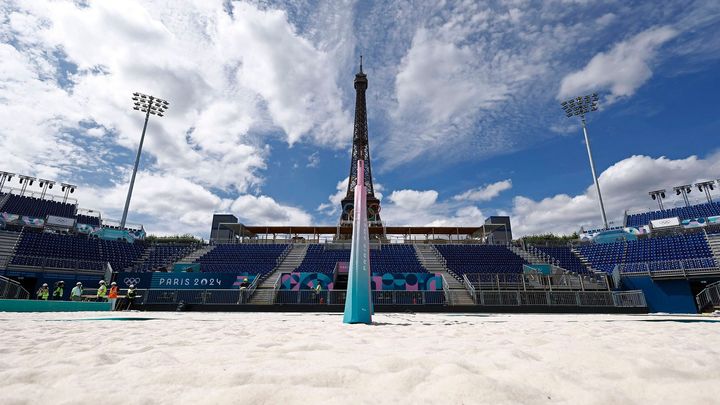 Eiffel Tower slowly sinking in sand, up to fifteen Russians could receive a medal from Paris