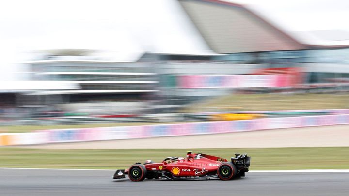 George Russell vede před Lewisem Hamiltonem v závodě ve Silverstonu.