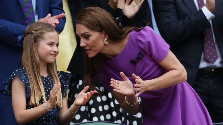 Krejčíková darovala malé princezně vítěznou wimbledonskou raketu.