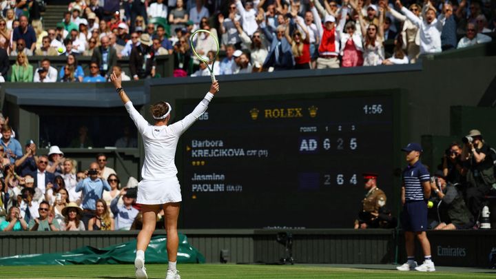 Krejčíková porazila Paoliniovou a triumfovala na Wimbledonu.