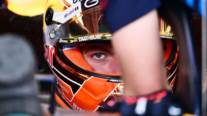 Leclerc získal pole position po deštivé kvalifikaci, Verstappen skončil druhý.