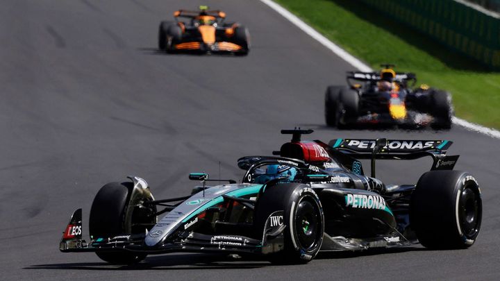 Mercedes dominoval ve Spa-Francorchamps, Russell udržel vedení před Hamiltonem.