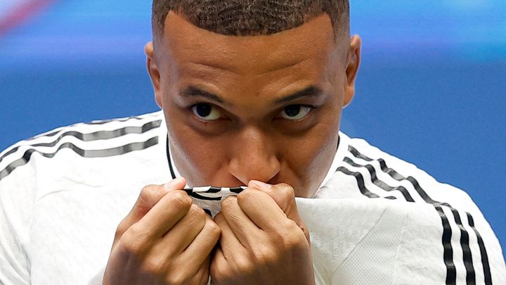 Nová devítka získala 80 tisíc fanoušků, Mbappé debutoval v dresu Realu Madrid.