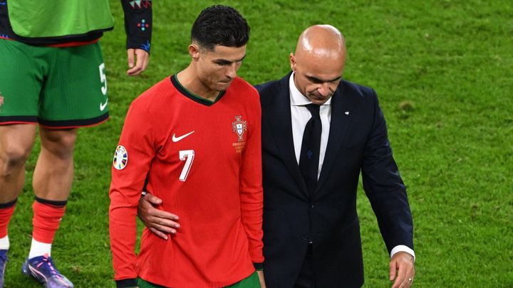 Portugalci poskytli útěchu nešťastníkovi, zatímco Ronaldo pokračoval ve své cestě.