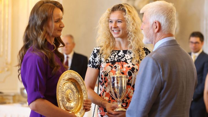 Prezident Pavel přijal vítězky turnaje ve Wimbledonu Krejčíkovou a Siniakovou a obdržel od nich ručník.