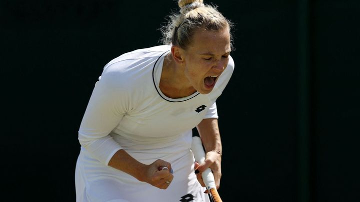 Siniaková se snaží získat třetí wimbledonský titul a společně s Američankou otočila semifinále.