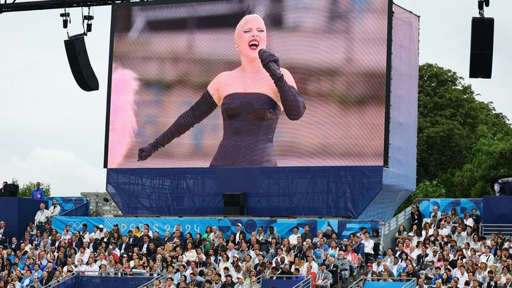 Tanečnice kankánu z Moulin Rouge při slavnostním zahájení olympiády.