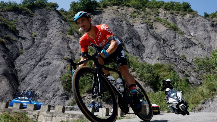 Victor Campenaerts získal své první vítězství na Tour de France v 18. etapě po úniku.