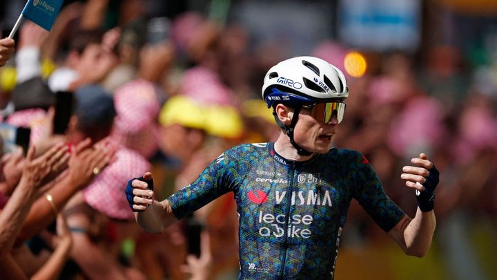 Vingegaard překonal Pogačara v cílové rovině na Tour de France a zvýšil své celkové vedení.