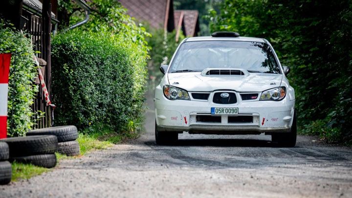 Vůz Subaru předčil speciály R5 a zvítězil v Rallye Železné hory pod vedením Suk.