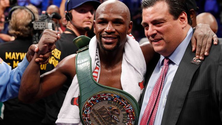 Boxer Mayweather se připravuje na comeback ve věku 47 let, když se utká s vnukem mafiánského bosse