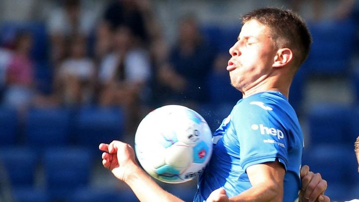 Hložek asistoval při gólu a Hranáč debutoval, avšak jejich tým Hoffenheim prohrál ve Frankfurtu.