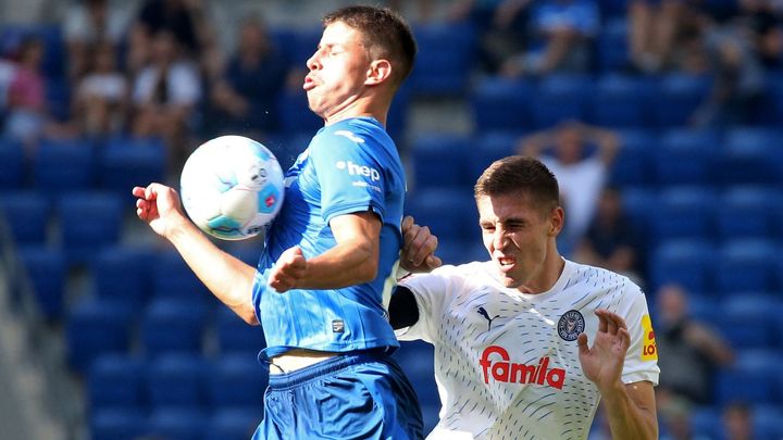 Hložek obdržel žlutou kartu při svém debutu v Hoffenheimu, Souček se trefil do sítě soupeře