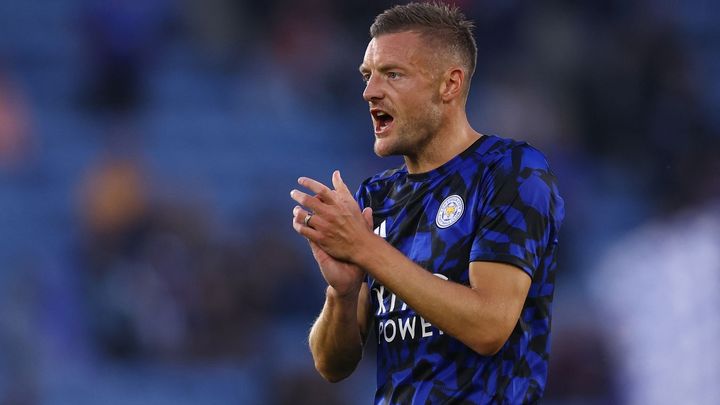 Jamie Vardy se vrátil do hry s velkým humorem: Vardy si v poločase vysál plechovku Red Bullu a následně se vysmál Tottenhamu.